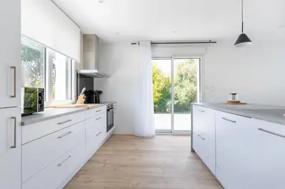 Cuisine ou kitchenette dans l'établissement Les Peupliers - maison de vacances avec jardin