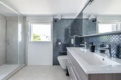 Salle de bains dans l'établissement Les Peupliers - maison de vacances avec jardin