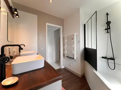 Salle de bains dans l'établissement Orloucie - Maison de charme avec jardin clos, Calme, Abers, plages à 10 min