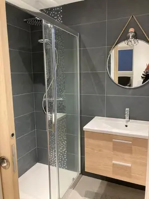 Salle de bains dans l'établissement La p’tite maison de locqui