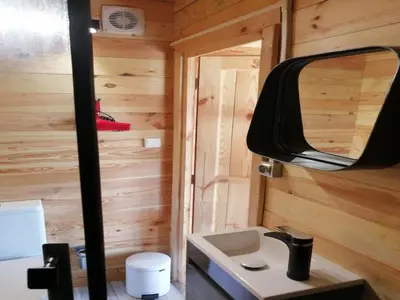 Salle de bains dans l'établissement Lodge Domaine de Kerolivier