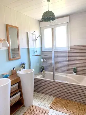 Salle de bains dans l'établissement Maison vue mer à Plouguerneau