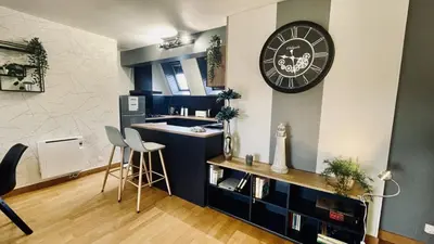 Cuisine ou kitchenette dans l'établissement Bel appartement au coeur du quartier des artistes