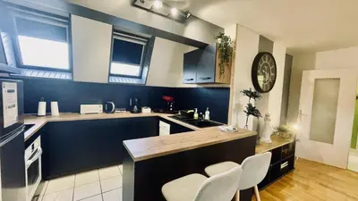 Cuisine ou kitchenette dans l'établissement Bel appartement au coeur du quartier des artistes
