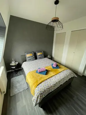Un ou plusieurs lits dans un hébergement de l'établissement Bel appartement au coeur du quartier des artistes