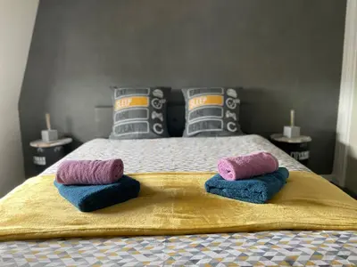 Un ou plusieurs lits dans un hébergement de l'établissement Bel appartement au coeur du quartier des artistes