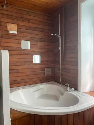 Salle de bains dans l'établissement Yvana au cœur de la ville close