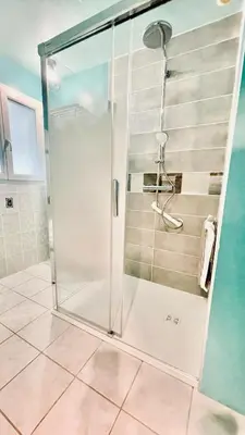 Salle de bains dans l'établissement Maison spacieuse à deux pas de la plage