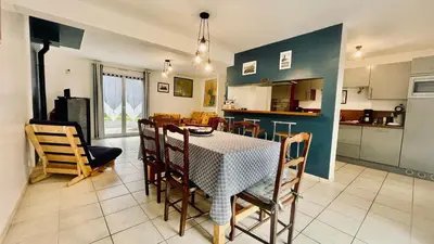 Cuisine ou kitchenette dans l'établissement Maison spacieuse à deux pas de la plage