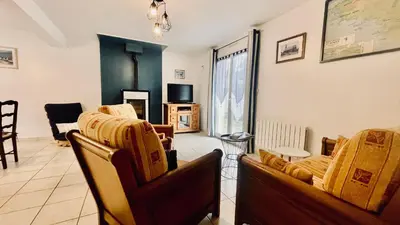Télévision ou salle de divertissement dans l'établissement Maison spacieuse à deux pas de la plage
