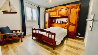Un ou plusieurs lits dans un hébergement de l'établissement Maison spacieuse à deux pas de la plage