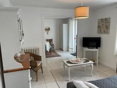 Télévision ou salle de divertissement dans l'établissement Appartement RDC de maison principale