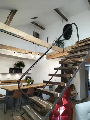 Coin salon dans l'établissement Love room, L'idyle loft érotique détente