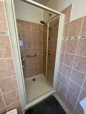 Salle de bains dans l'établissement Ty Cèdre