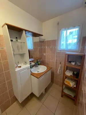 Salle de bains dans l'établissement Ty Cèdre