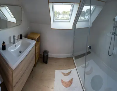 Salle de bains dans l'établissement Belle villa à 150m de la plage.