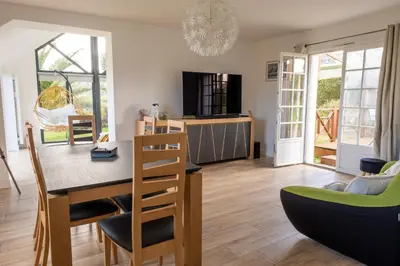 Télévision ou salle de divertissement dans l'établissement Belle villa à 150m de la plage.