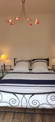 Un ou plusieurs lits dans un hébergement de l'établissement Maison avec Spa en bord de mer