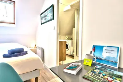 Télévision ou salle de divertissement dans l'établissement Ty Koant au coeur du Guilvinec - Wifi inclus - Draps et serviettes inclus