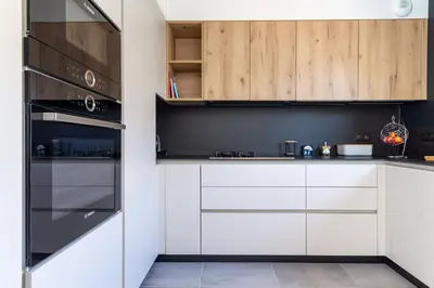 Cuisine ou kitchenette dans l'établissement La Villa d'Ezer - Maison contemporaine 4-6 pers