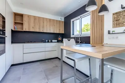 Cuisine ou kitchenette dans l'établissement La Villa d'Ezer - Maison contemporaine 4-6 pers