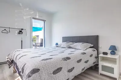 Un ou plusieurs lits dans un hébergement de l'établissement La Villa d'Ezer - Maison contemporaine 4-6 pers