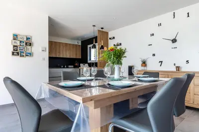 Cuisine ou kitchenette dans l'établissement La Villa d'Ezer - Maison contemporaine 4-6 pers