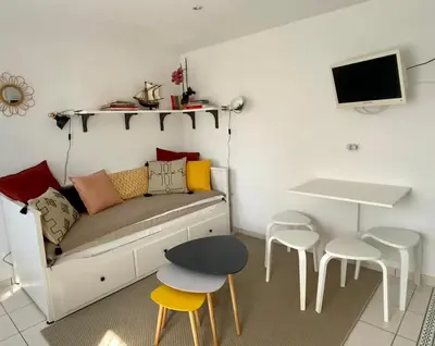 Télévision ou salle de divertissement dans l'établissement Ty France