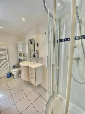 Salle de bains dans l'établissement Ty France