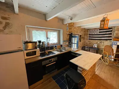 Cuisine ou kitchenette dans l'établissement Authentique maison de pêcheur au coeur d'un hameau
