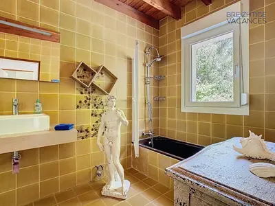 Salle de bains dans l'établissement Ty Lora - Isolée en bord de mer