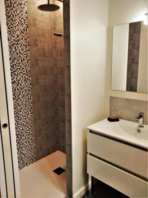 Salle de bains dans l'établissement Le Penty de Nalzu