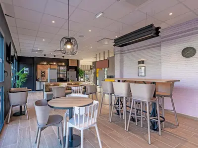 Coin salon dans l'établissement B&B HOTEL Landerneau Bois Noir