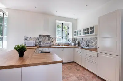 Cuisine ou kitchenette dans l'établissement L'Annexe du Manoir - Vue mer