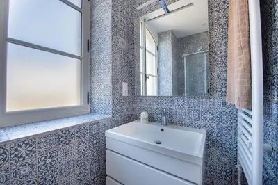 Salle de bains dans l'établissement L'Annexe du Manoir - Vue mer
