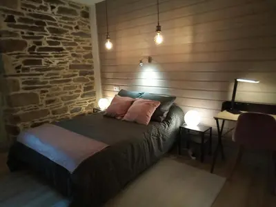 Un ou plusieurs lits dans un hébergement de l'établissement Coeur de ville cosy