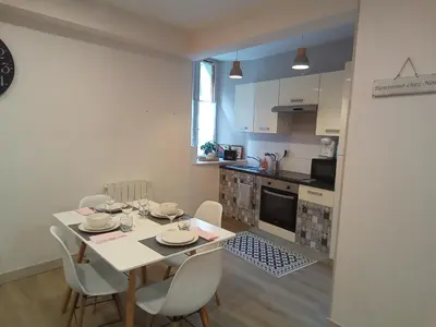 Cuisine ou kitchenette dans l'établissement Coeur de ville cosy