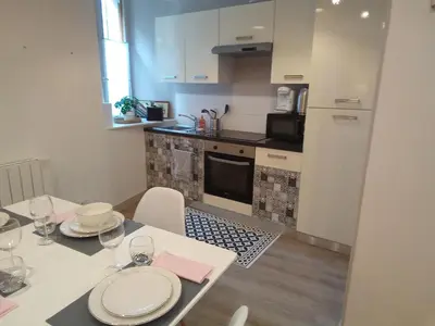 Cuisine ou kitchenette dans l'établissement Coeur de ville cosy