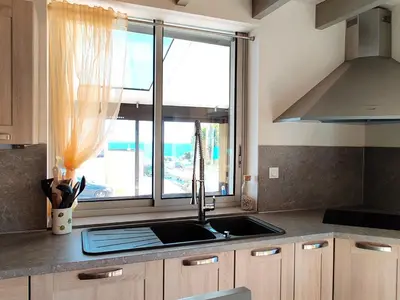 Cuisine ou kitchenette dans l'établissement Gite Mer et plage, 150m from the beach, Stereden Ar Mor