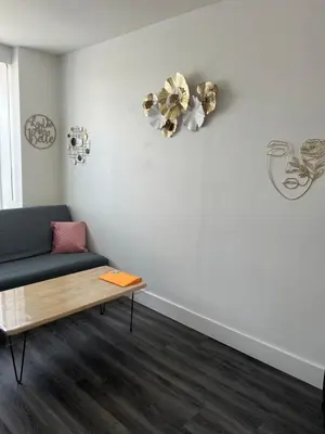 Coin salon dans l'établissement joli T1 avec parking gratuit