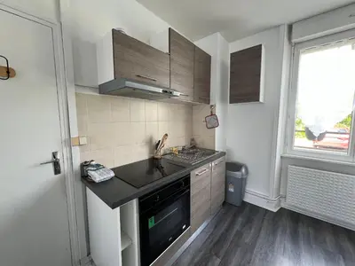 Cuisine ou kitchenette dans l'établissement joli T1 avec parking gratuit
