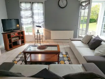 Télévision ou salle de divertissement dans l'établissement Holiday Home in Brittany near Penze River