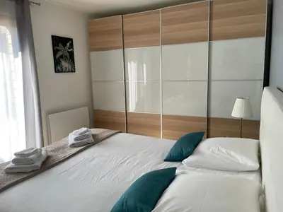 Un ou plusieurs lits dans un hébergement de l'établissement Villa Egurra, à proximité d'une plage de sable fin