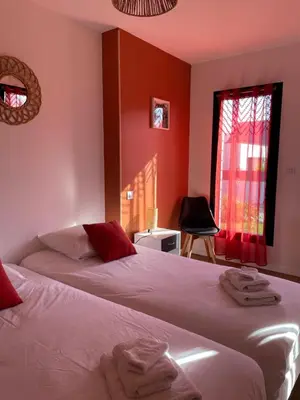 Un ou plusieurs lits dans un hébergement de l'établissement Villa Egurra, à proximité d'une plage de sable fin