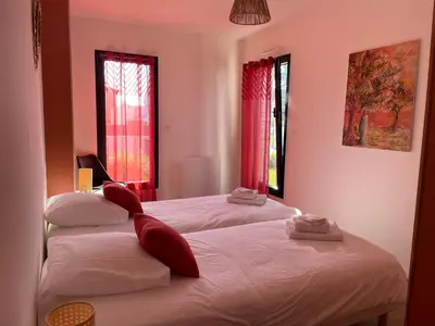Un ou plusieurs lits dans un hébergement de l'établissement Villa Egurra, à proximité d'une plage de sable fin