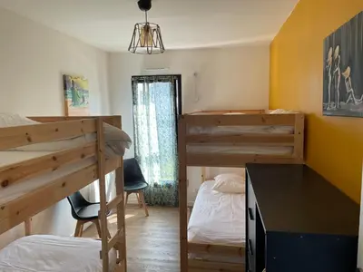 Un ou plusieurs lits dans un hébergement de l'établissement Villa Egurra, à proximité d'une plage de sable fin