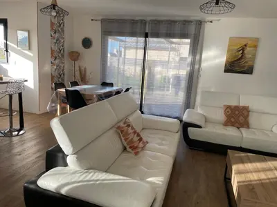 Coin salon dans l'établissement Villa Egurra, à proximité d'une plage de sable fin