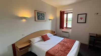 Un ou plusieurs lits dans un hébergement de l'établissement Hotel TGV
