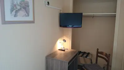 Télévision ou salle de divertissement dans l'établissement Hotel TGV