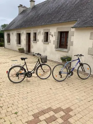 Vélo sur le terrain de l'établissement Maison de campagne de plein pied. ou dans les environs